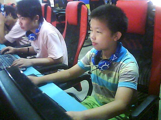 熊孩子的保證書：媽媽給我充點券，我就戒了LOL！