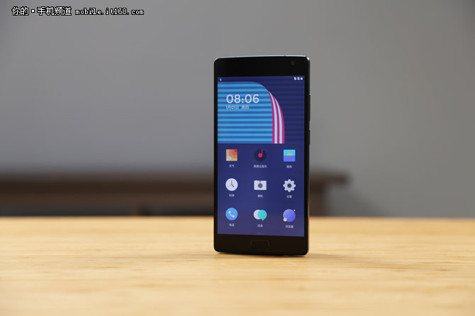 HTC One M9+是HTC在今年上半年針對大陸市場特別推出了旗艦機(jī)型，相比于M9，HTC One M9+加入了指紋識別功能，并且采用了更大尺寸的2K分辨率屏幕。同時也延續(xù)了HTC One M8經(jīng)典的全金屬一體成型機(jī)身以及后置雙攝像頭?，F(xiàn)在我們發(fā)現(xiàn)這款上市價(jià)格高達(dá)4999元的手機(jī)直降兩千五，在國美在線僅售2489元!有打算購入M9+的小伙伴一定要抓住這次機(jī)會哦!