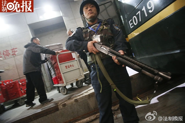 新版人民幣出庫實拍！43輛特種車排隊取運