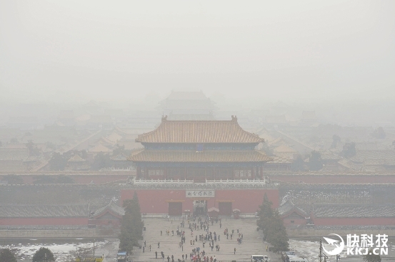 北京首次啟動(dòng)霧霾紅色預(yù)警！<a href=/smart/qiche/ target=_blank class=infotextkey>汽車</a>限行 中小學(xué)停課