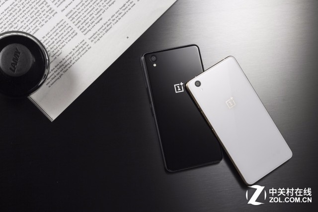 10月29日發(fā)布的一加手機(jī)X搭載高通驍龍801處理器+2GB RAM，提供16GB ROM，擁有5英寸AMOLED顯示屏，前置800萬(wàn)像素?cái)z像頭，后置1300萬(wàn)像素?cái)z像頭，售價(jià)1499元。