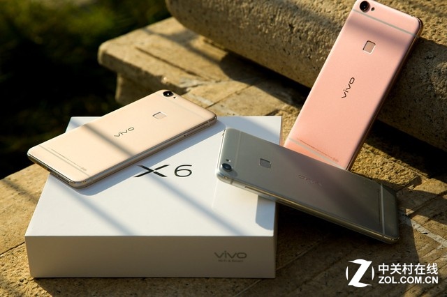同時(shí)，夠快才暢快vivo X6使用了vivo天線革新技術(shù)解決信號(hào)問題：特征模射頻天線+智能雙天線，使得天線靈敏度提升50%，并能根據(jù)信號(hào)環(huán)境自動(dòng)匹配最佳射頻電路，獲得最佳的通話體驗(yàn)。