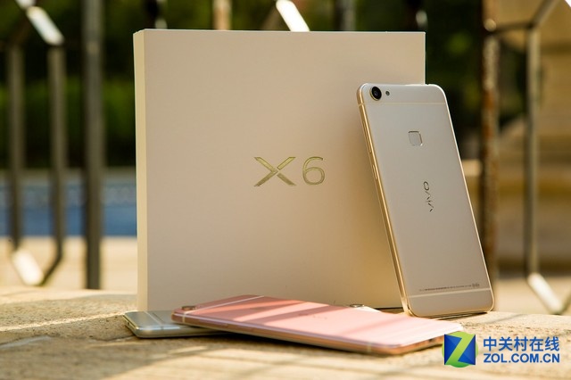 夠快才暢快vivo X6的信號(hào)帶僅有1.5mm，屬于行業(yè)領(lǐng)先水平，遠(yuǎn)低于<a href=/mobile/iphone/ target=_blank class=infotextkey>iPhone</a>等產(chǎn)品的信號(hào)帶寬度，讓夠快才暢快vivo X6看起來更加美觀。