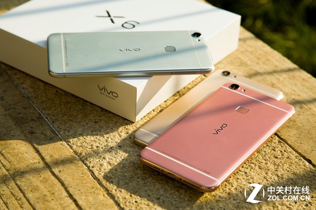 功能上，夠快才暢快vivo X6搭載了vivo基于Android 5.1深度定制開發(fā)的Funtouch OS 2.5<a href=/pc/system/ target=_blank class=infotextkey>系統(tǒng)</a>，擁有人性化進(jìn)程管理、改進(jìn)的ART虛擬機(jī)機(jī)制、根據(jù)使用場景自動(dòng)調(diào)節(jié)<a href=/tags/137-0.html target=_blank class=infotextkey>CPU</a>運(yùn)行模式的CPU場景識(shí)別系統(tǒng)、可以使程序開啟速度提升20%的快速響應(yīng)機(jī)制等等，不但讓系統(tǒng)自帶程序的<a href=/tags/2778-0.html target=_blank class=infotextkey>內(nèi)存</a>占用降低了25%以上，還擁有超過三十項(xiàng)的流暢性優(yōu)化。