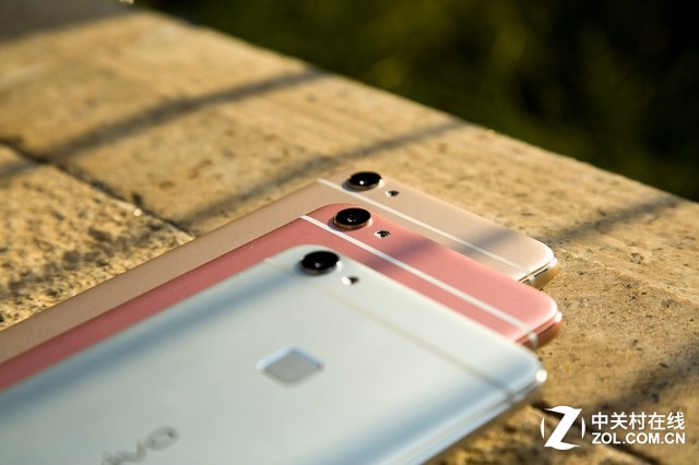 同時(shí)，夠快才暢快vivo X6還搭載了熄屏解鎖僅0.4秒、亮屏解鎖僅0.2秒的360度極速按壓式指紋識(shí)別，屬于行業(yè)最快水準(zhǔn)。