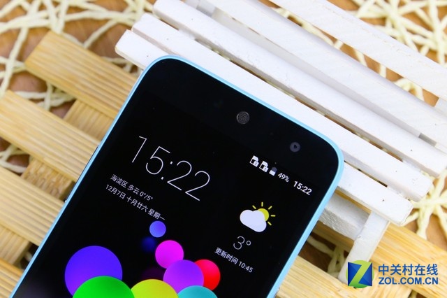 中興Blade A1配有5英寸大小的HD屏，聯發科MT6735處理器以及2GB+16GB的內存組合，運行全新基于Android5.1系統的Mifavor3.2系統。拍照端該機則配備有1300萬像素+800萬像素鏡頭的組合，還有2800毫安時的電池，并且可以支持雙卡雙待。