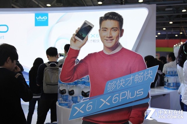 vivo X6以及X6Plus是vivo展臺(tái)上最受關(guān)注的產(chǎn)品，作為vivo眼下重點(diǎn)主推的新機(jī)，用戶紛紛來(lái)體驗(yàn)它們的“快”。