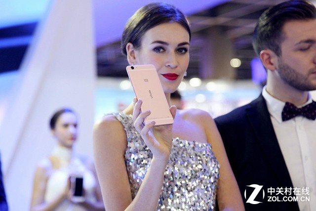 而玫瑰金版的vivo X6Plus更是首度與用戶見(jiàn)面，吸引了眾多目光。