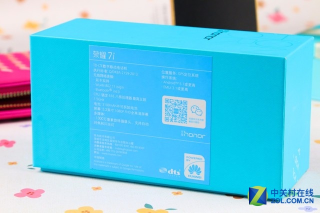 榮耀7i擁有1080P分辨率的5.2英寸屏幕，搭載高通驍龍616處理器，內(nèi)置3GB運(yùn)行內(nèi)存和32GB本地存儲(chǔ)空間，使用可翻轉(zhuǎn)1300萬像素?cái)z像頭，電池容量為3100mAh，側(cè)邊配有指紋識(shí)別傳感器。
