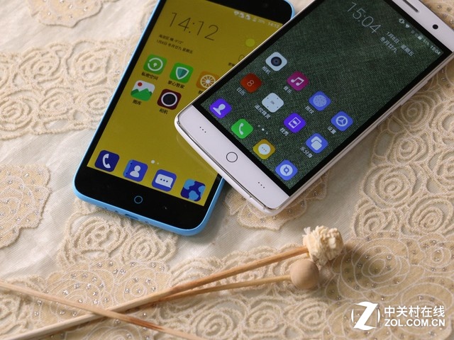 筆者似乎猜到，評論里又會有大量吐槽關于黑邊的問題。作為百元機，黑邊的現象無法避免。這兩部手機中TCL的屏占比稍大一點。