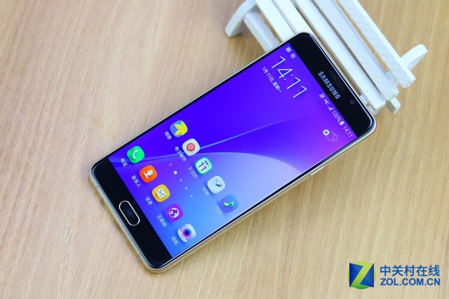 三星Galaxy A7 2016版搭載了5.5英寸1080P分辨率屏幕，采用Super AMOLED材質(zhì)，機(jī)身表面為玻璃+金屬的材質(zhì)，并配備了指紋識(shí)別功能。在硬件配置上采用的高通驍龍615八核64位處理器，配以3GB內(nèi)存，整機(jī)性能更上一個(gè)臺(tái)階，帶來(lái)震撼的視覺(jué)體驗(yàn)。在拍照方面配備了1300萬(wàn)像素主攝像頭和500萬(wàn)像素主攝像頭，均采用F1.9大光圈，支持OIS光學(xué)防抖。