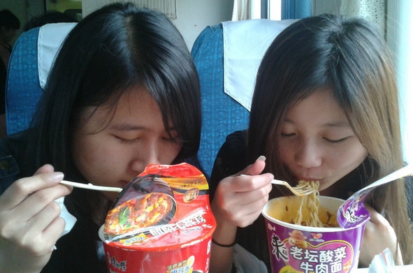 盒飯太坑！高鐵為何不賣方便面？鐵總說出真相...