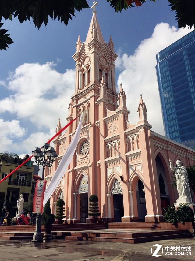 從山茶半島回來之后，去了峴港大教堂，教堂原本是在1923年為了當地的法國人而建造，如今成為服務于當地四千多天主教徒的教堂，如糖果般的粉紅色建筑幾乎成為峴港的標志，鑲嵌著中世紀風格的彩色玻璃。在這座教堂的旁邊是一座有著100余名修女的圣保羅女修道院，她們夏天時穿白色衣服，冬天則會穿上黑色的衣服，往來于此處與漢水另一岸的修道院。