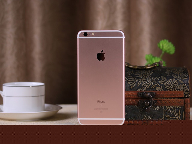 玫瑰金惹人愛(ài) 蘋(píng)果iPhone6s Plus到貨 