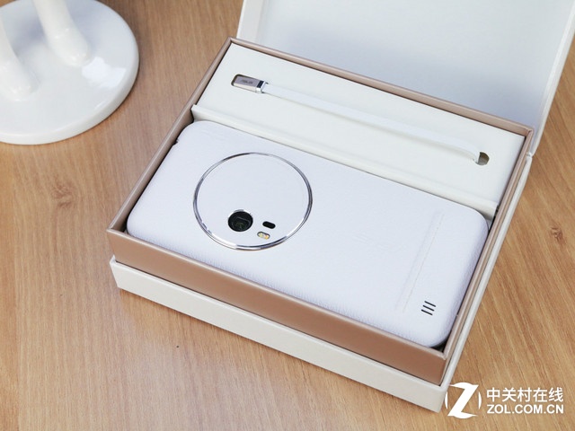 最薄光學變焦 白色華碩ZenFone Zoom賞析