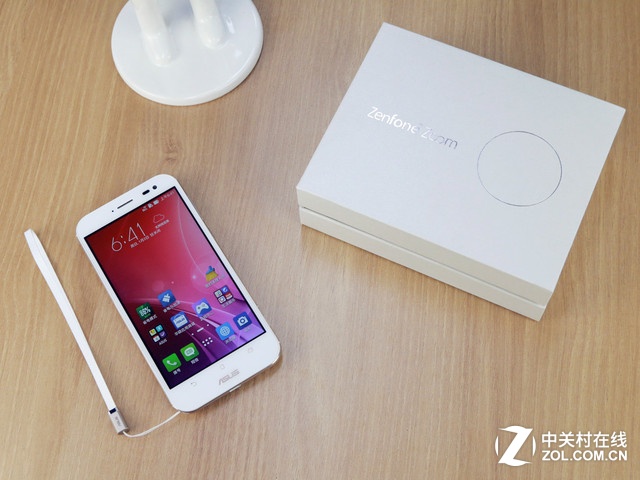 最薄光學變焦 白色華碩ZenFone Zoom賞析