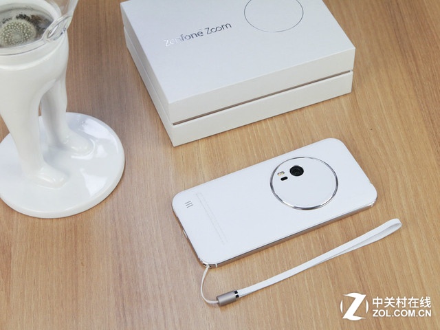 最薄光學變焦 白色華碩ZenFone Zoom賞析
