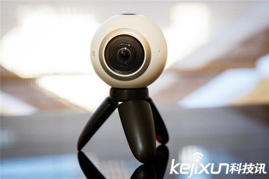 MWC2016三星發(fā)布Gear 360全景相機(jī) 扎克伯格為其站臺(tái)