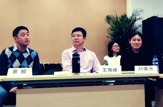 百度語音搜索開放日：百度搜索產品架構師景鯤(左)、百度技術副總裁王海峰(中)，百度多模搜索部總監孫雯玉(右)