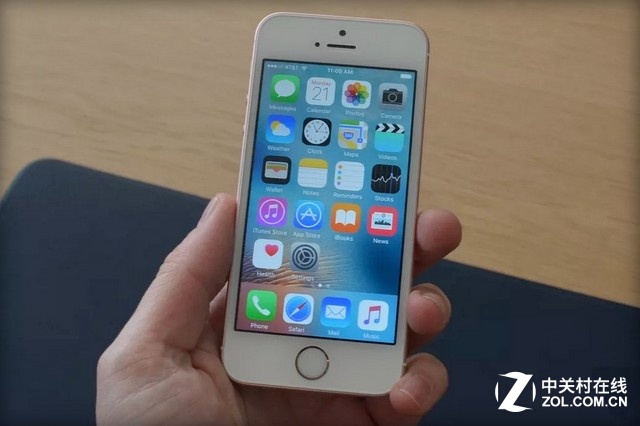 無論尺寸還是外觀iPhone SE與iPhone 5s沒有變化，就相當于將iPhone 6s裝進了iPhone 5s機身內，少了3D Touch。