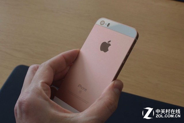 玫瑰金是讓別人一眼認出iPhone SE的重要依據，買什么顏色秒懂了吧。