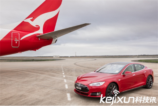 Model S公然追逐飛機 最強急速跑車來襲！