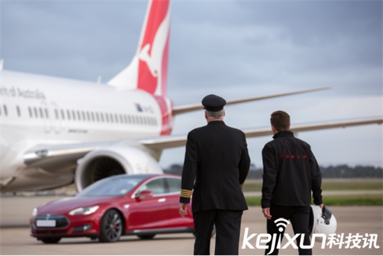 Model S公然追逐飛機 最強急速跑車來襲！