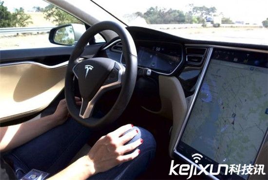 特斯拉汽車自動躲避車禍 無人駕駛真安全？