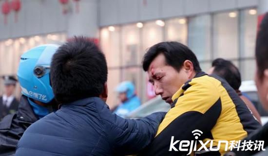 美團武漢街頭大戰(zhàn)餓了么 一人被送醫(yī)