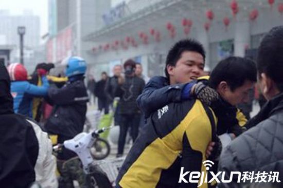 美團武漢街頭大戰(zhàn)餓了么 一人被送醫(yī)
