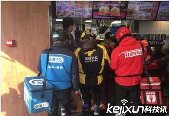 美團武漢街頭大戰(zhàn)餓了么 一人被送醫(yī)