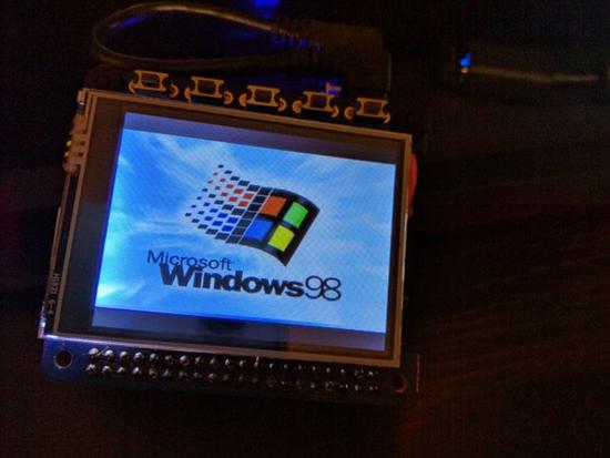 搭載Windows 98系統的智能手表：還能玩掃雷