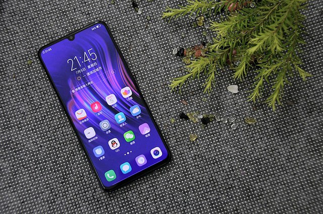 vivo X23幻夜藍(lán)版圖賞:炫光漸變色設(shè)計，在光線下十分純美